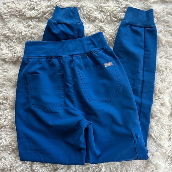 Figs Jogger Scrubs - Picture 3 of 5